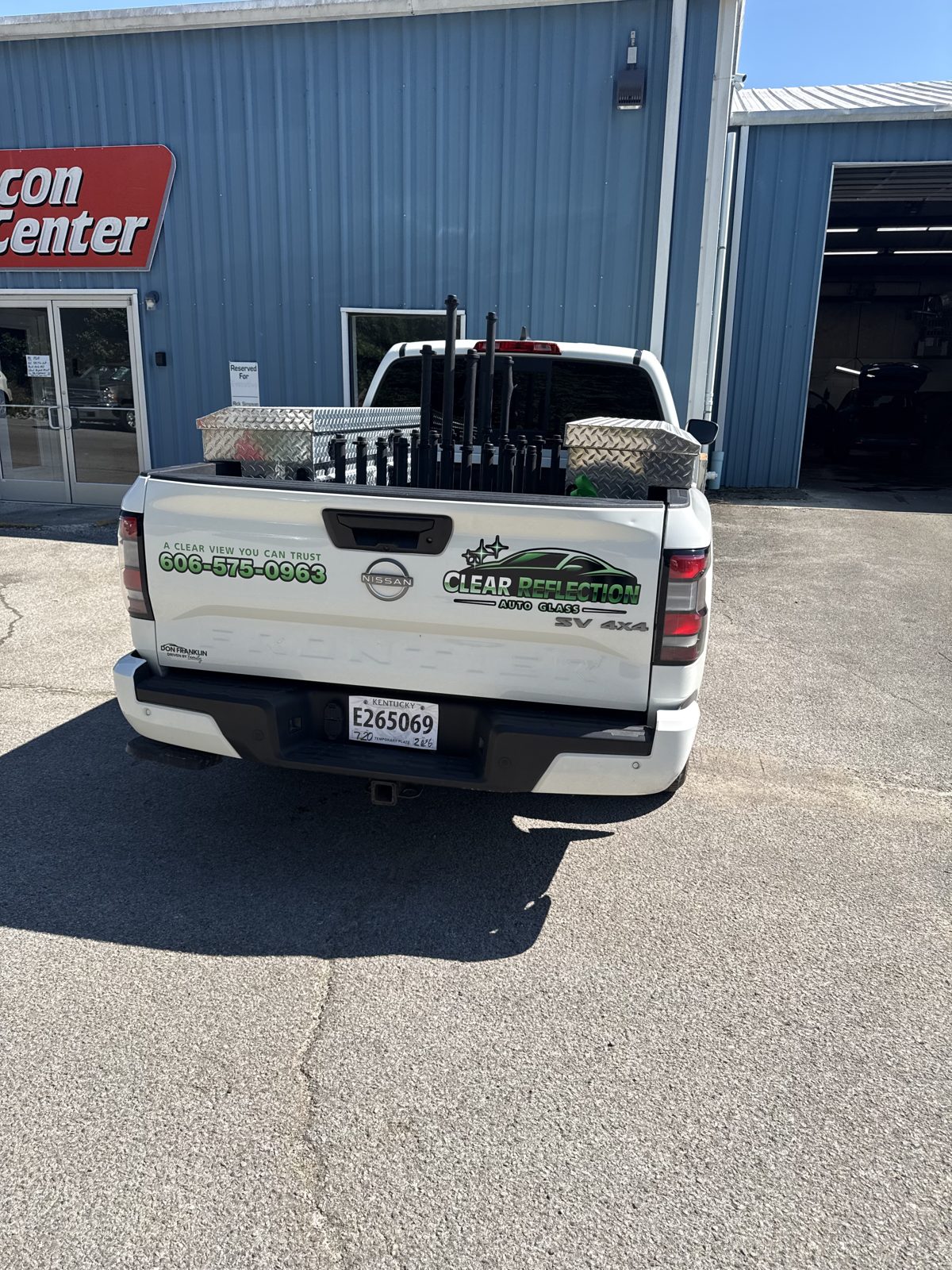 Service pickup carrying windshield glass rack